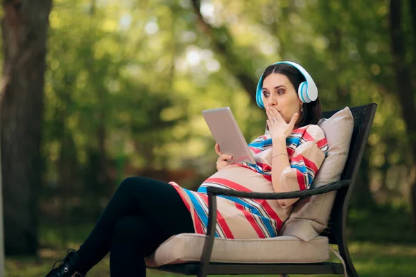 Pregnant Girl Wearing Headphones Holding Tablet — Stock Photo, Image