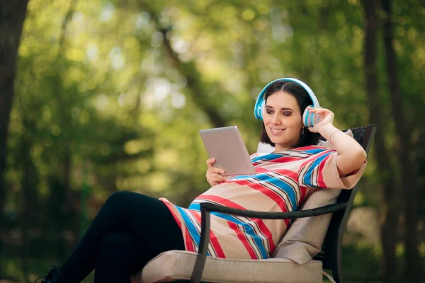 Pregnant Girl Wearing Headphones Holding Tablet — Stock Photo, Image