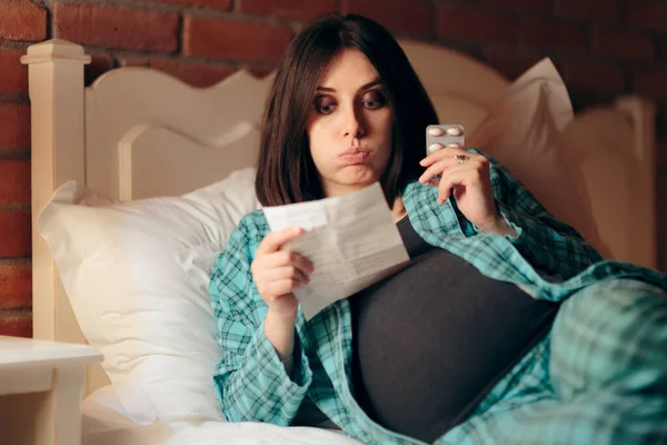 Έγκυος Γυναίκα Διαβάζει Φύλλο Οδηγιών Χρήσης Πριν Από Λήψη Χαπιών — Φωτογραφία Αρχείου