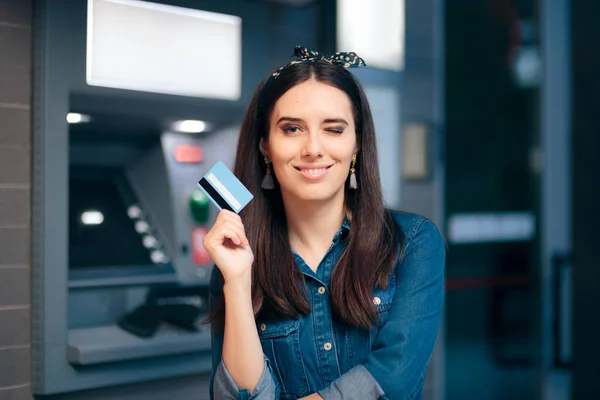 Szczęśliwa Kobieta Przed Bankomatem Holding Card — Zdjęcie stockowe
