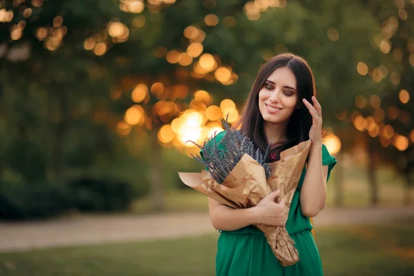 Mujer Feliz Vestido Cóctel Que Sostiene Ramo Floral — Foto de Stock