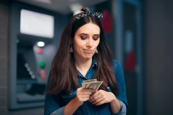 Smutny Holding Money Woman Przed Cashpoint — Zdjęcie stockowe