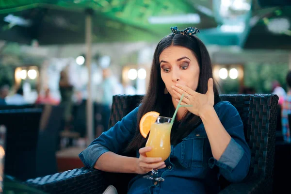 Übeltäter Frau Trinkt Limonade Und Fühlt Sich Krank — Stockfoto