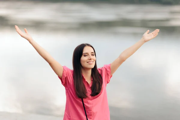 Femme Levant Les Bras Profitant Des Vacances Été Plein Air — Photo