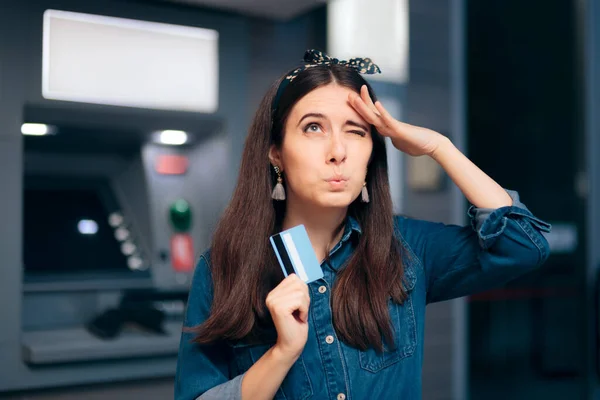 Mujer Delante Del Cajero Automático Olvidando Número Pin —  Fotos de Stock