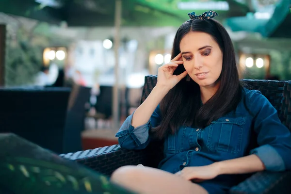 Vrouw Zit Een Restaurant Wachten Haar Bestelling — Stockfoto