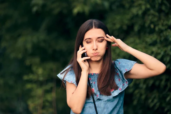 Orolig Kvinna Pratar Vid Telefonen Utomhus — Stockfoto