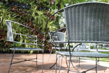 Rattan hasır koltuk ve üzerinde veranda Masası