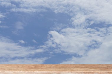 bulut ve mavi gökyüzü gün ışığı ile ahşap masa
