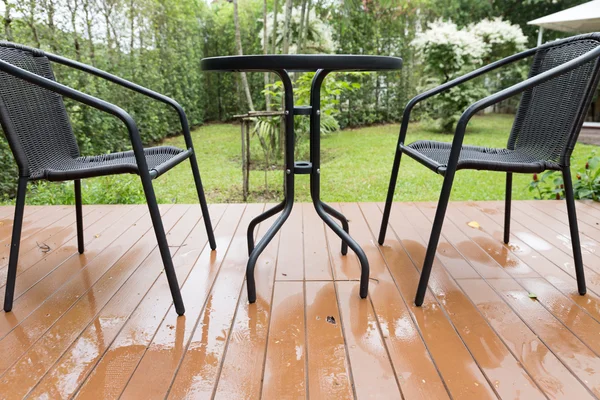 Rattan hasır koltuk ve üzerinde veranda Masası