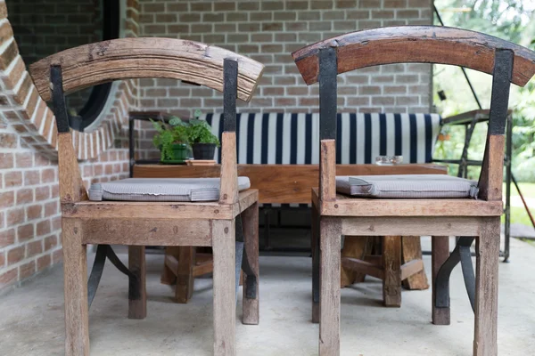 Silla de madera y mesa en el patio —  Fotos de Stock