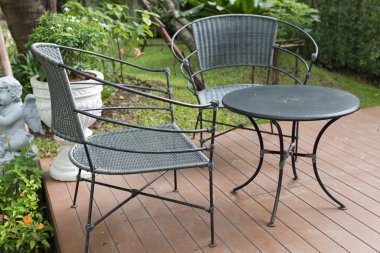 Rattan hasır koltuk ve üzerinde veranda Masası