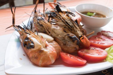 ızgara karides karides ve baharatlı sos 