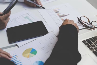 Belge, smartphone ve dijital tablet çalışma iş adamı