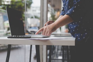 Belge ve office workp içinde bilgisayar çalışma iş kadını