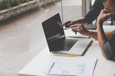 Belge ve office workpla içinde bilgisayar çalışma iş adamı