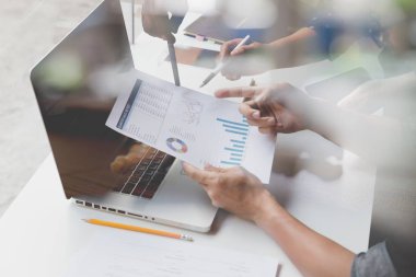 Belge ve office workpla içinde bilgisayar çalışma iş adamı