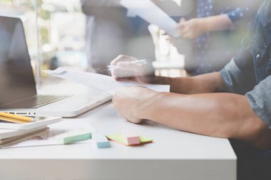 Belge ve office workpla içinde bilgisayar çalışma iş adamı