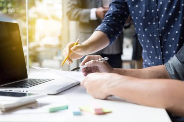 Belge ve office workpla içinde bilgisayar çalışma iş adamı