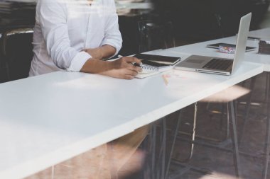 Belge ve office workpla içinde bilgisayar çalışma iş adamı
