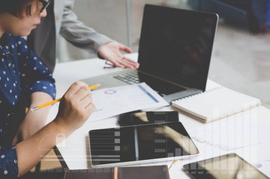 Belge ve ofis işleri içinde bilgisayar çalışma iş adamları