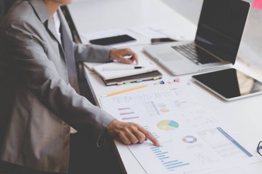 Belge ve office workp içinde bilgisayar çalışma iş kadını
