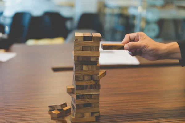 Affärsman spelande utsläppande träblock på ett torn - planering, — Stockfoto