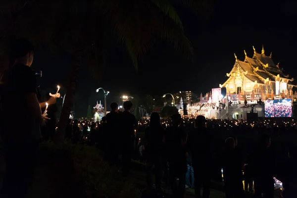 Tajski żałobników trzymać świece i módlcie się za późno Król Bhumibol A — Zdjęcie stockowe