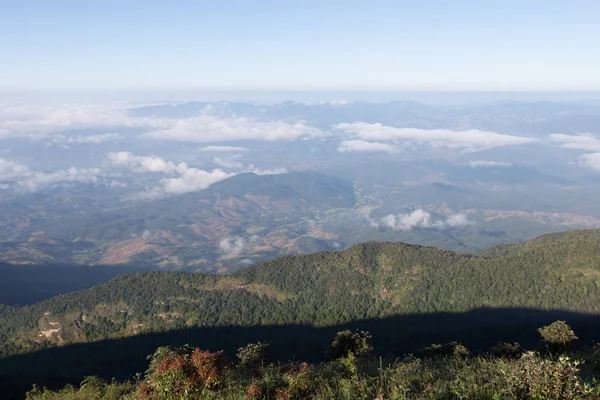 Bosque tropical y paisaje de montaña — Foto de Stock