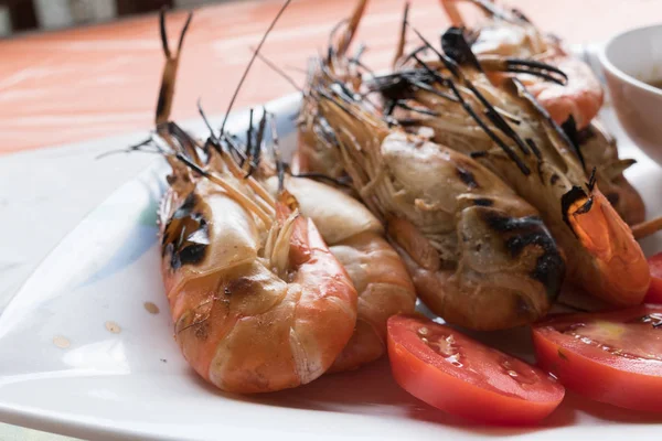 ızgara karides karides ve baharatlı sos 