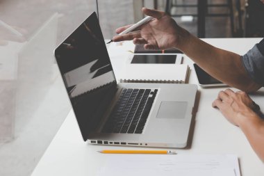 Belge ve office workpla içinde bilgisayar çalışma iş adamı