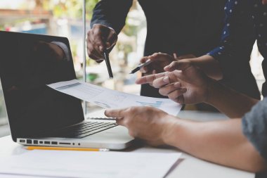 Belge ve office workpla içinde bilgisayar çalışma iş adamı