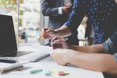 Belge ve office workpla içinde bilgisayar çalışma iş adamı