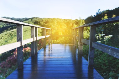 sabah dağ manzaralı balkon ahşap