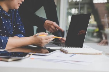 Belge ve ofis işleri içinde bilgisayar çalışma iş adamları