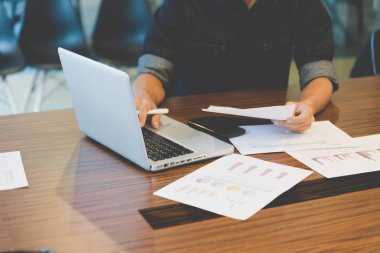 Belge ve office workpla içinde bilgisayar çalışma iş adamı