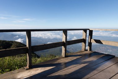 sabah dağ manzaralı balkon ahşap