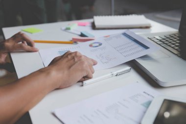 Belge ve office workpla içinde bilgisayar çalışma iş adamı