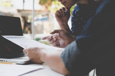 Belge ve office workpla içinde bilgisayar çalışma iş adamı