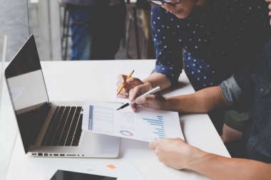 Belge ve office workpla içinde bilgisayar çalışma iş adamı