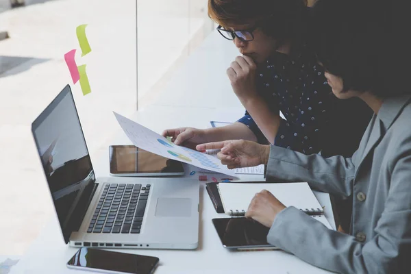 Empresária que trabalha com documento e computador no escritório workp — Fotografia de Stock