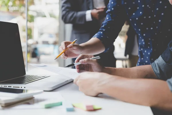 Empresário que trabalha com documento e computador no escritório — Fotografia de Stock