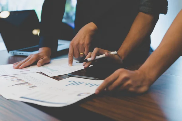 Empresário que trabalha com documento, tablet e computador no escritório — Fotografia de Stock