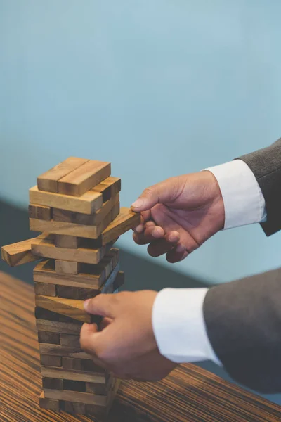 Affärsman spelande utsläppande träblock på ett torn - planering, — Stockfoto