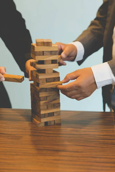 Affärsman spelande utsläppande träblock på ett torn - planering, — Stockfoto