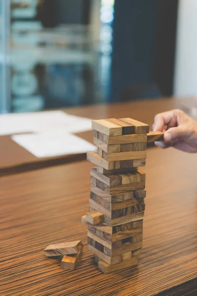 Affärsman spelande utsläppande träblock på ett torn - planering, — Stockfoto