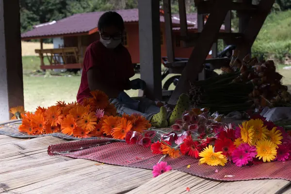 Woman arranging and tendering flowers for sale — Stock Photo, Image