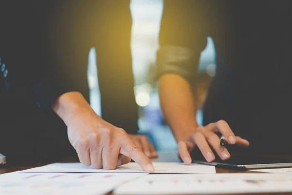 Empresário trabalhando com documento, tablet no local de trabalho do escritório — Fotografia de Stock