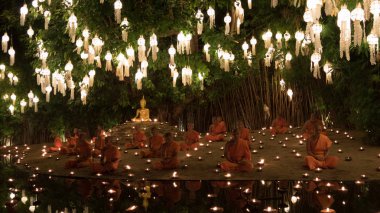 Budist rahip meditasyon Buda heykeli önünde