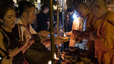 kişi Yeepeng veya Loy Krathong Festivali için keşiş hafif mum